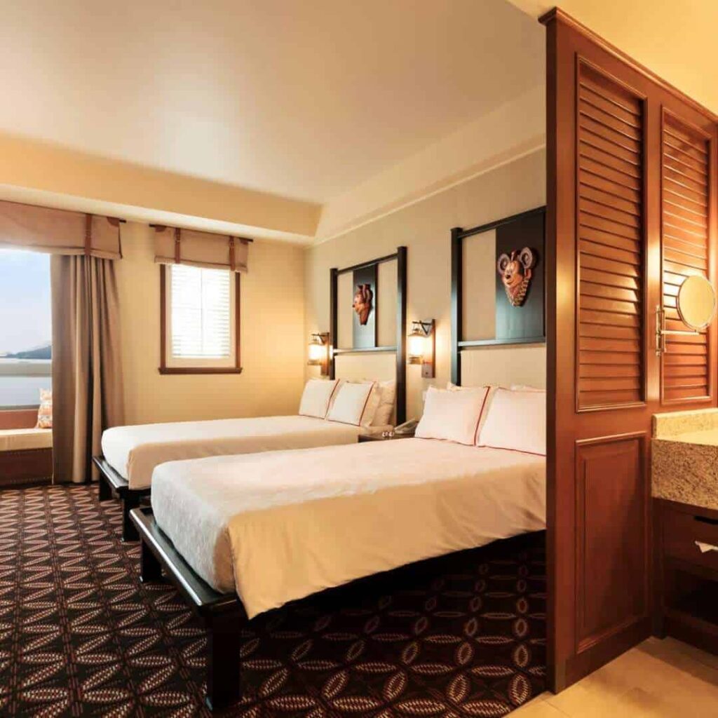 disney-explorers-lodge-vs-hong-kong-disneyland-hotel