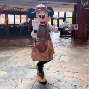 hong-kong-disney-explorers-lodge-character-meet