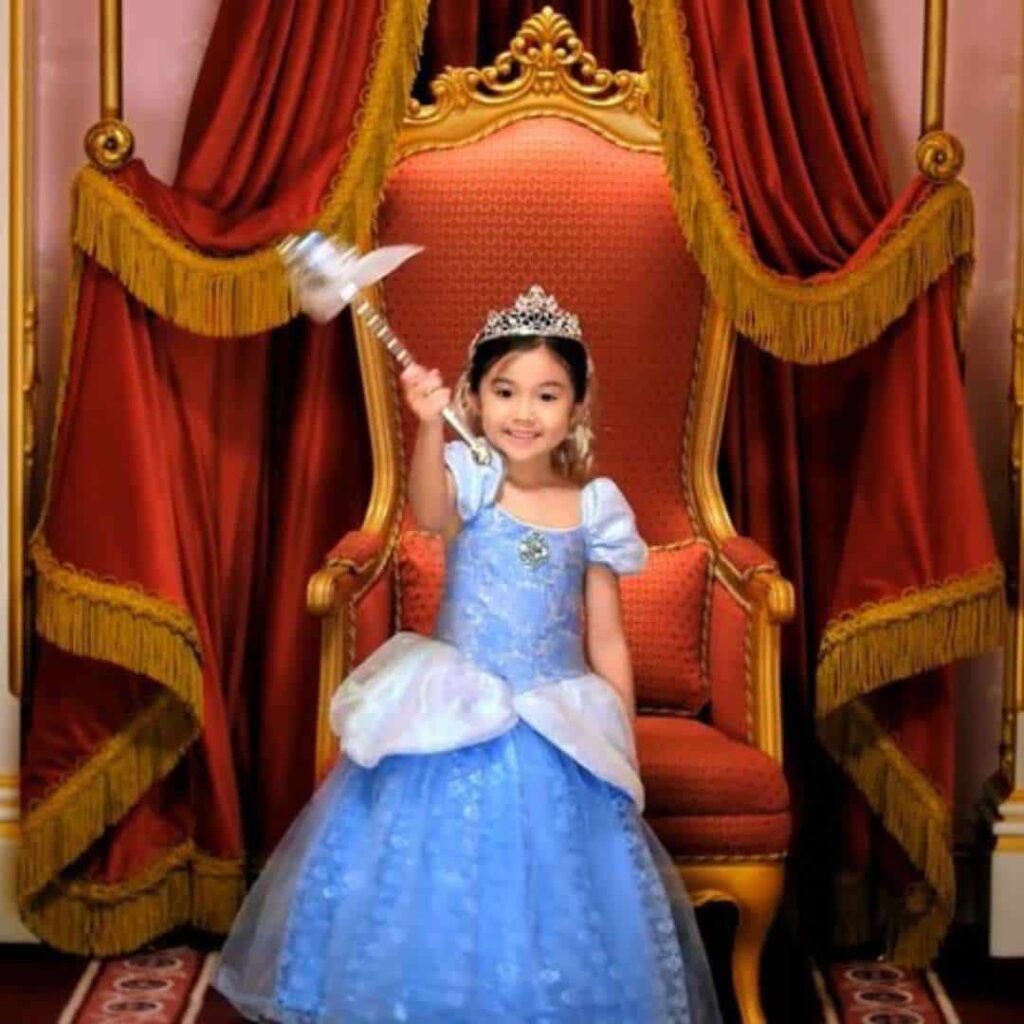 castle-package-crown-royal-bibbidi-bobbidi-boutique-reviews-disneyland-min